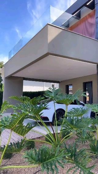Fachada moderna branca com volumes retos